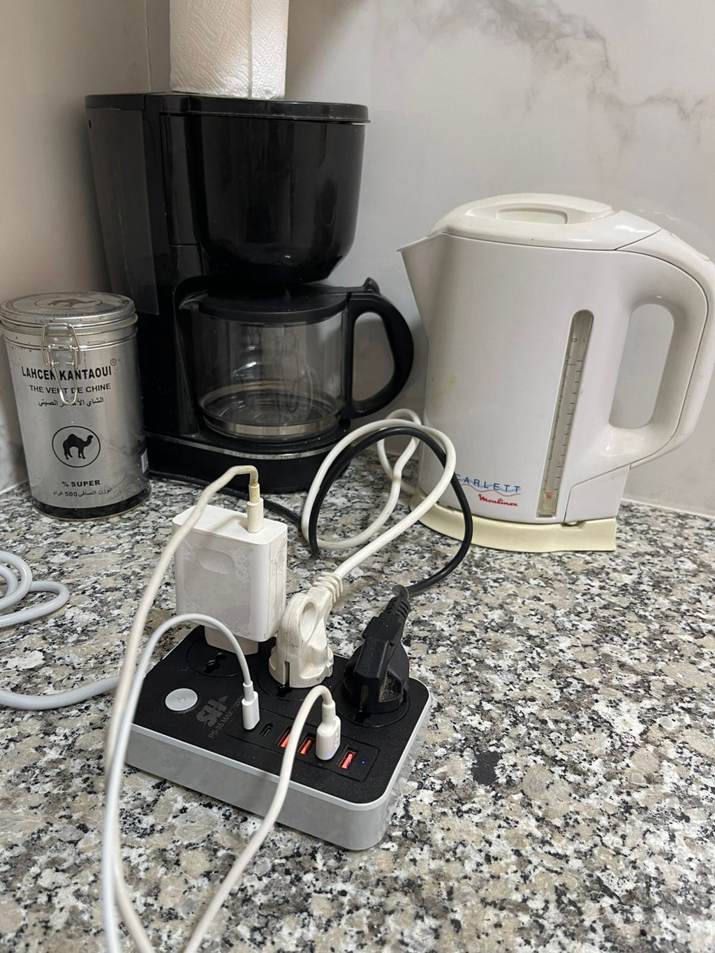 Multiprise universelle SH — 3 prises secteur, 4 ports USB, puissance 2500W